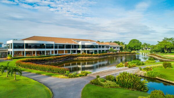 Golfbane ved landklub med sø i baggrunden