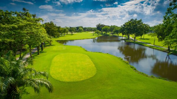 Bangkok Golf Country Club med rolig golfbane, frodige træer og fredelig dam