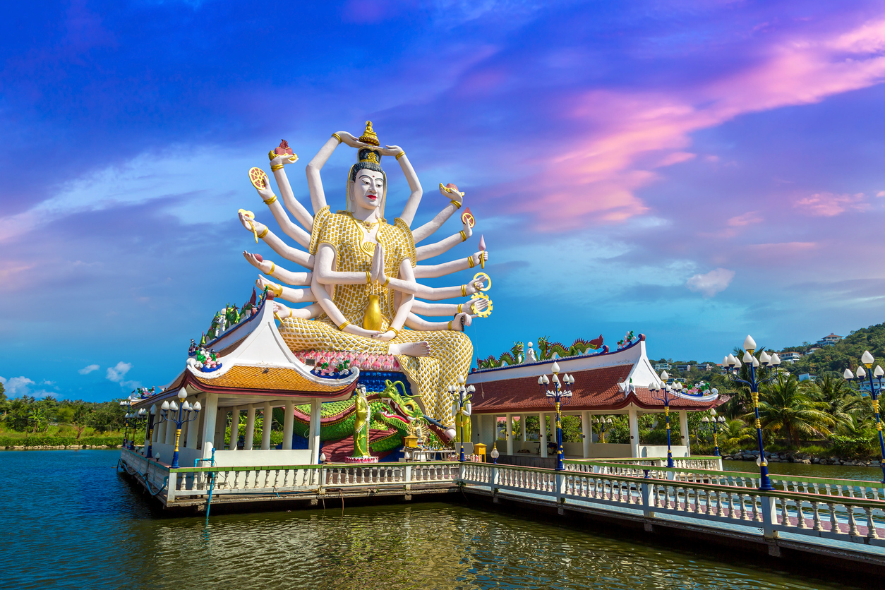 Stor Buddha statue ved søen i Nora Buri Resort