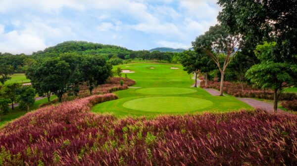Golfbane ved Siam Country Club, Plantation Course, Pattaya - omgivet af grønne træer og frodigt græs