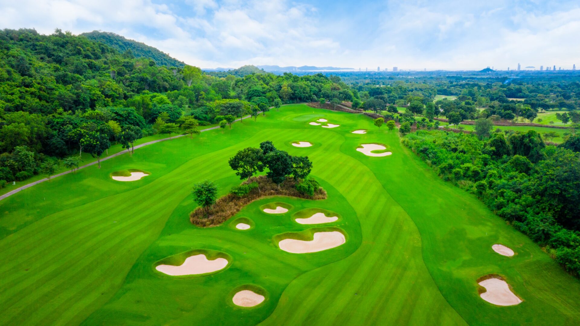 Udsigt ovenfra af Siam Country Club golfbane i Pattaya, med Plantation Course og den omkringliggende skov