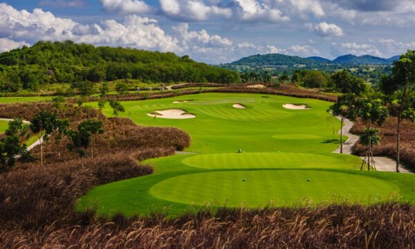 Golfkursus ved Plantation Course på Siam Country Club i Pattaya, Thailand omgivet af majestætiske bjerge