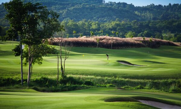  Siam Country Club's Plantation Course i Pattaya, Thailand. Golfbanen er omgivet af frodige træer og naturskønt landskab.