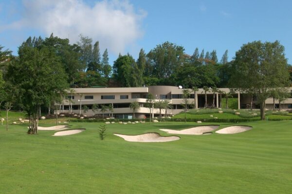 Siam Country Club Old Course Pattaya: Golfbane med sandbunkers og høje træer