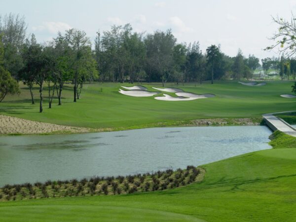 Siam Country Club Old Course, Pattaya golfbane med dam og omgivet af træer