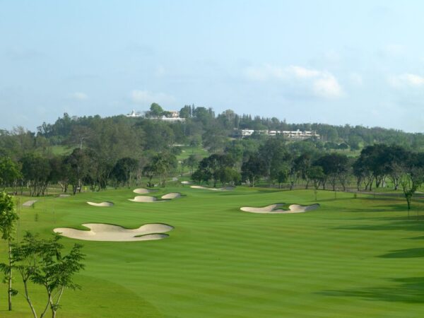 Siam Country Club Old Course Pattaya, golfbane omgivet af grønne træer