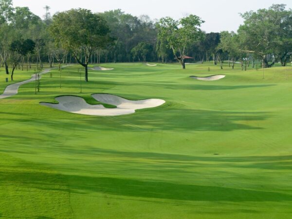 Oplev Siam Country Club's Old Course i Pattaya: Udfordrende golfbane med frodige grønne fairways, majestætiske træer og sandbunkers.