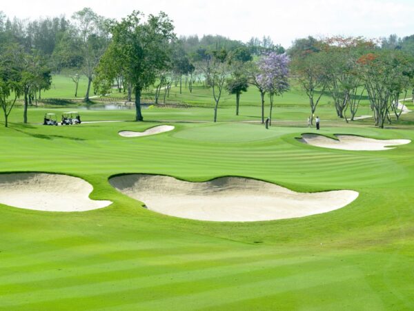 Siam Country Club Pattaya, golfbane med sandbunkere og træer