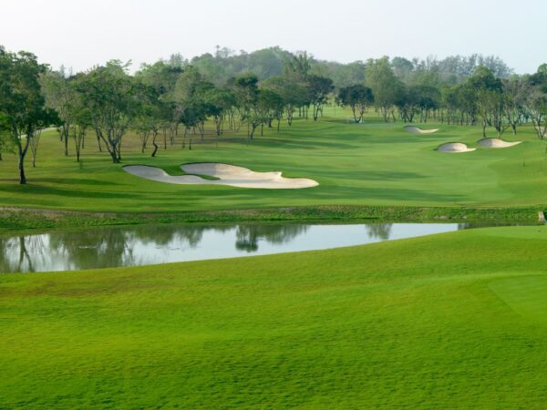 Billeder af Siam Country Club Old Course i Pattaya, Golfspil i naturskønne omgivelser, Stor golfbane med høje træer og rolige damme ved Siam