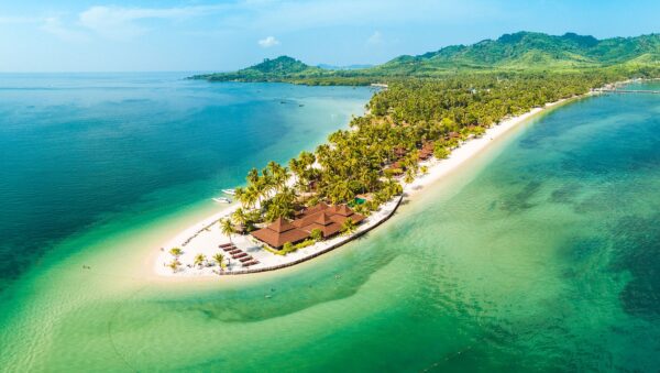Sivalai Beach Resort på en tropisk ø med hvide sandstrande, palmer og krystalklart blåt hav i Thailand.