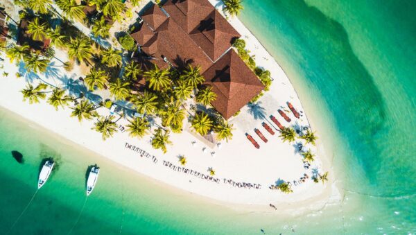 Sivalai Beach Resort med palmer, røde tage og både i det klare turkisblå vand skaber en afslappet ferieidyl.