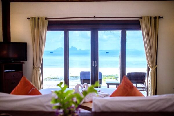Hotelværelse på Sivalai Beach Resort med panoramaudsigt til stranden, åbne glasdøre og afslapning på terrassen.
