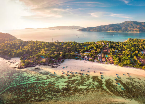 Luft stranden og øen i Thailands Andamanhav