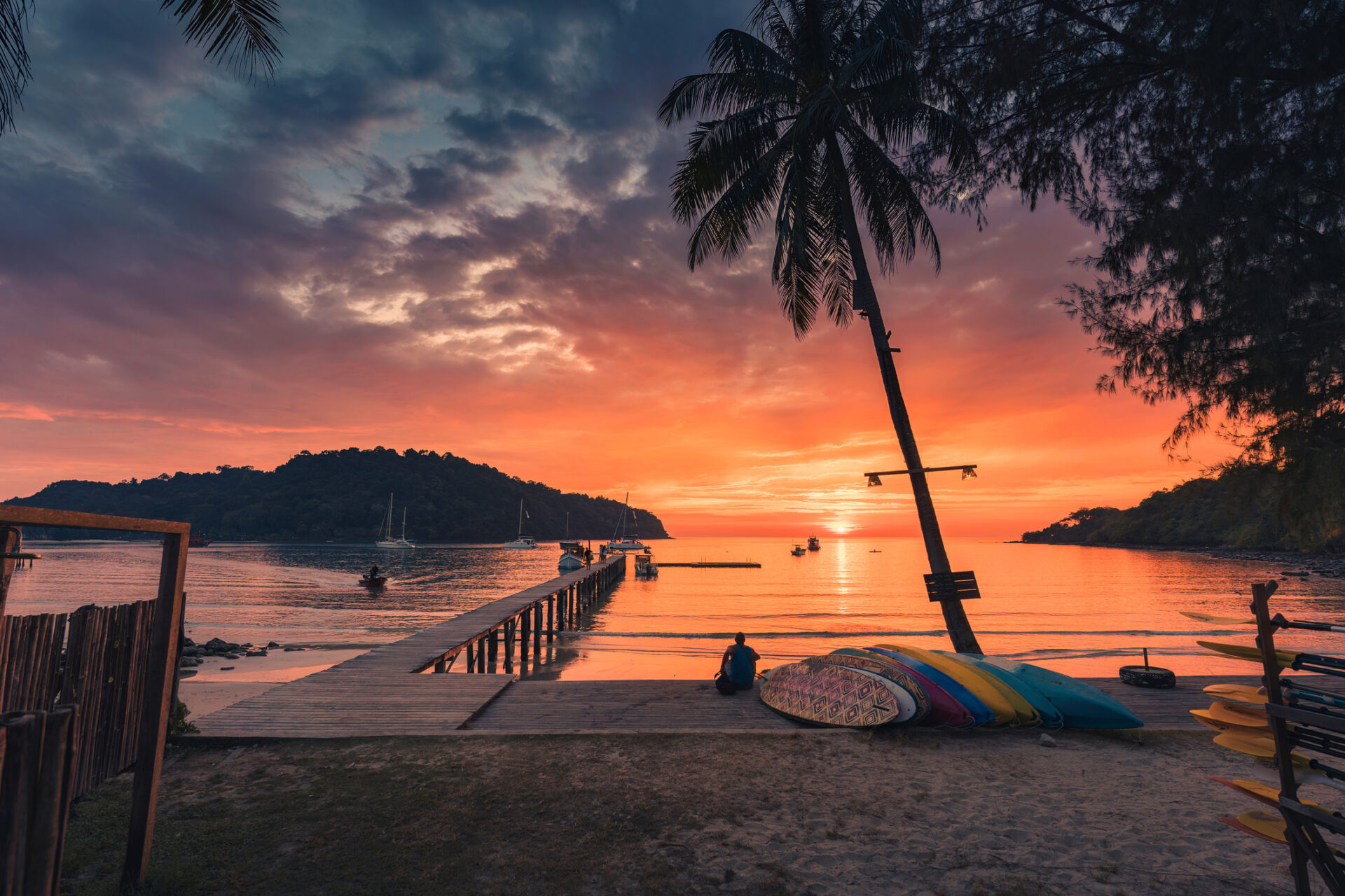 Tre surfbrætter på en mole i Thailand