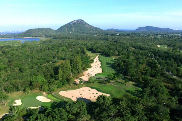 Luftbillede Springfield Royal Golf & Country Club med bjergbaggrund