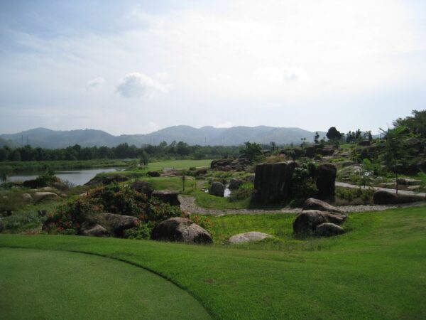 Oplev rolig golf i maleriske omgivelser på St Andrews 2000 Golf Club i Rayong. Klubben byder på smukke stenformationer og en fredfyldt sø.