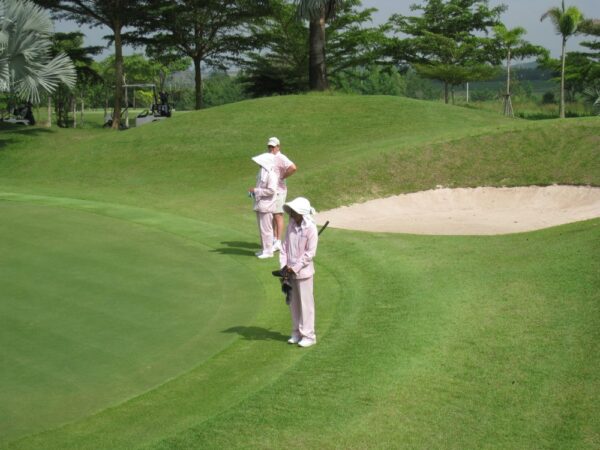 To golfspillere står på St Andrews golfbane