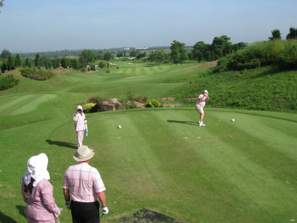 Gruppe af golfspillere på St Andrews 2000 Golf Club banen