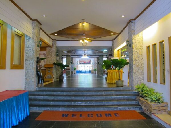  indgangen til St Andrews Hotel i Rayong med velkommen skilt