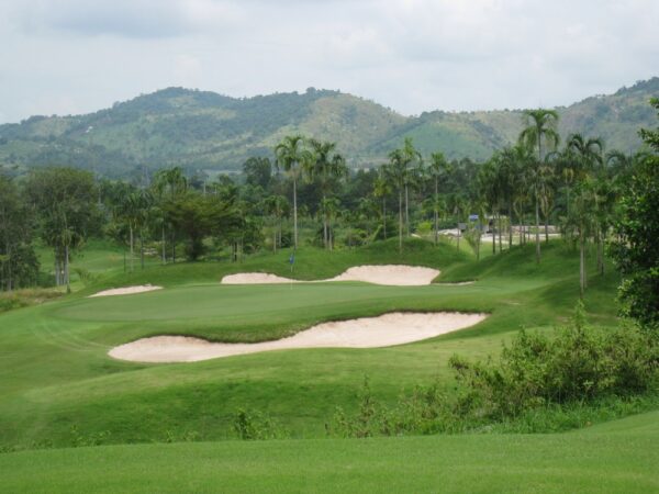 St Andrews 2000 Golf Club i Rayong: Udfordrende golfbane med strategisk placerede sandbunkers omgivet af smukke naturscener. Perfekt for en