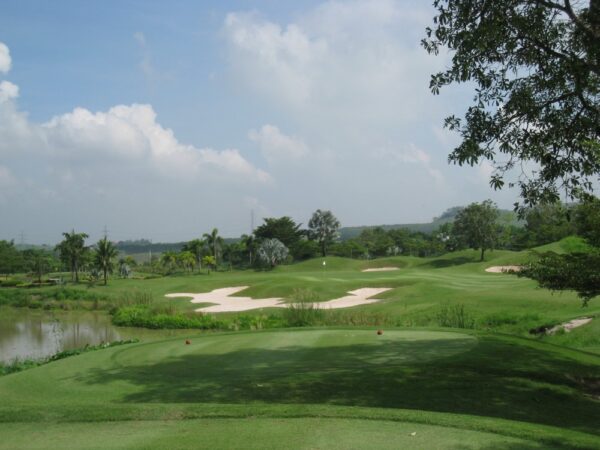 St Andrews 2000 Golf Club i Rayong, Thailand med en levende grøn golfbane og en malerisk dam