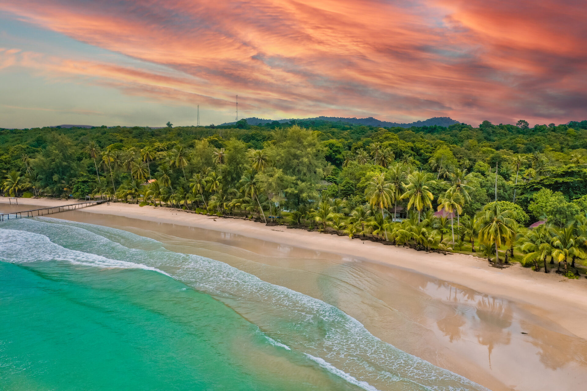 Luft Koh Koods tropiske strand ved solnedgang