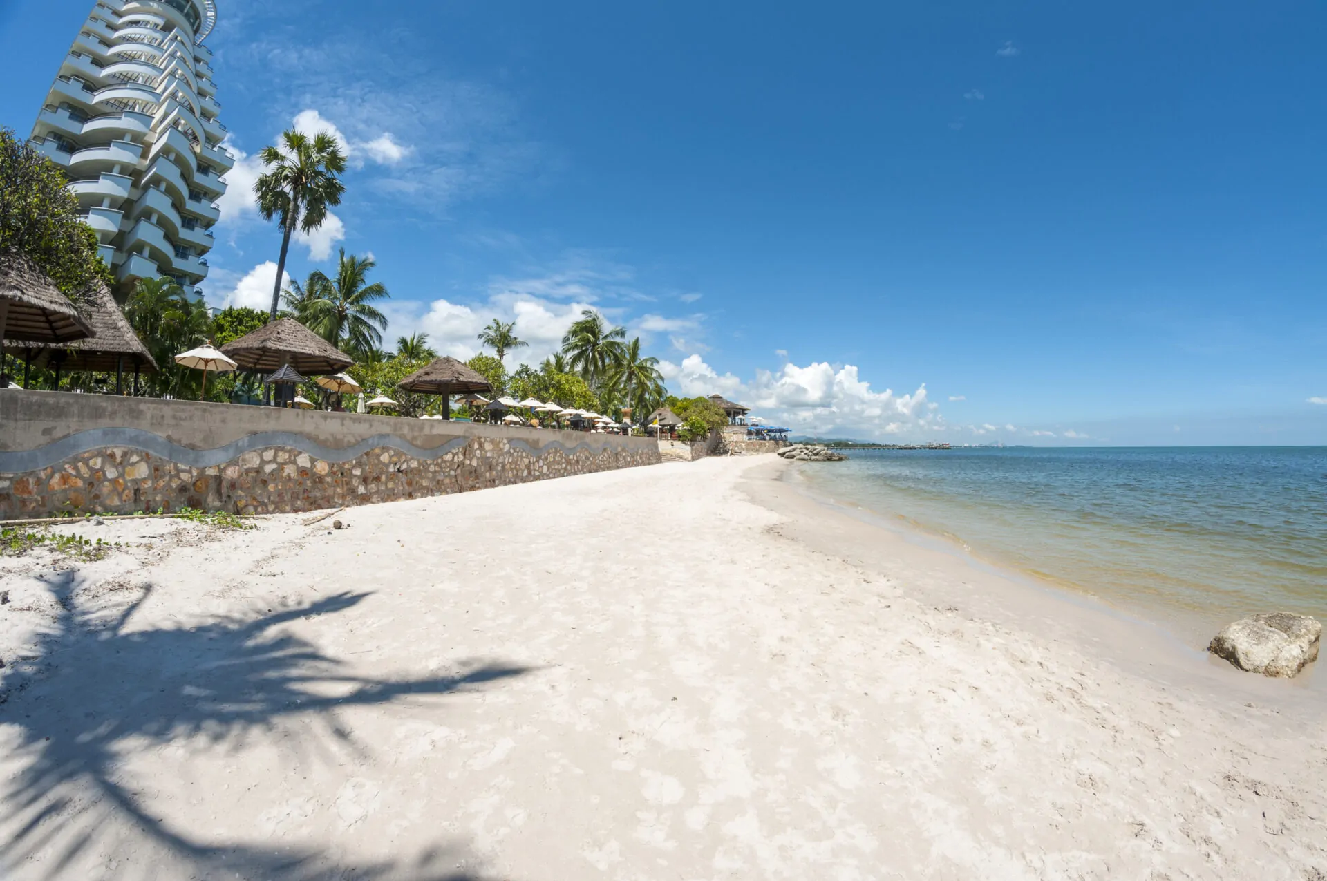 Strandferie med palmer, blå himmel, rolig feriedestination
