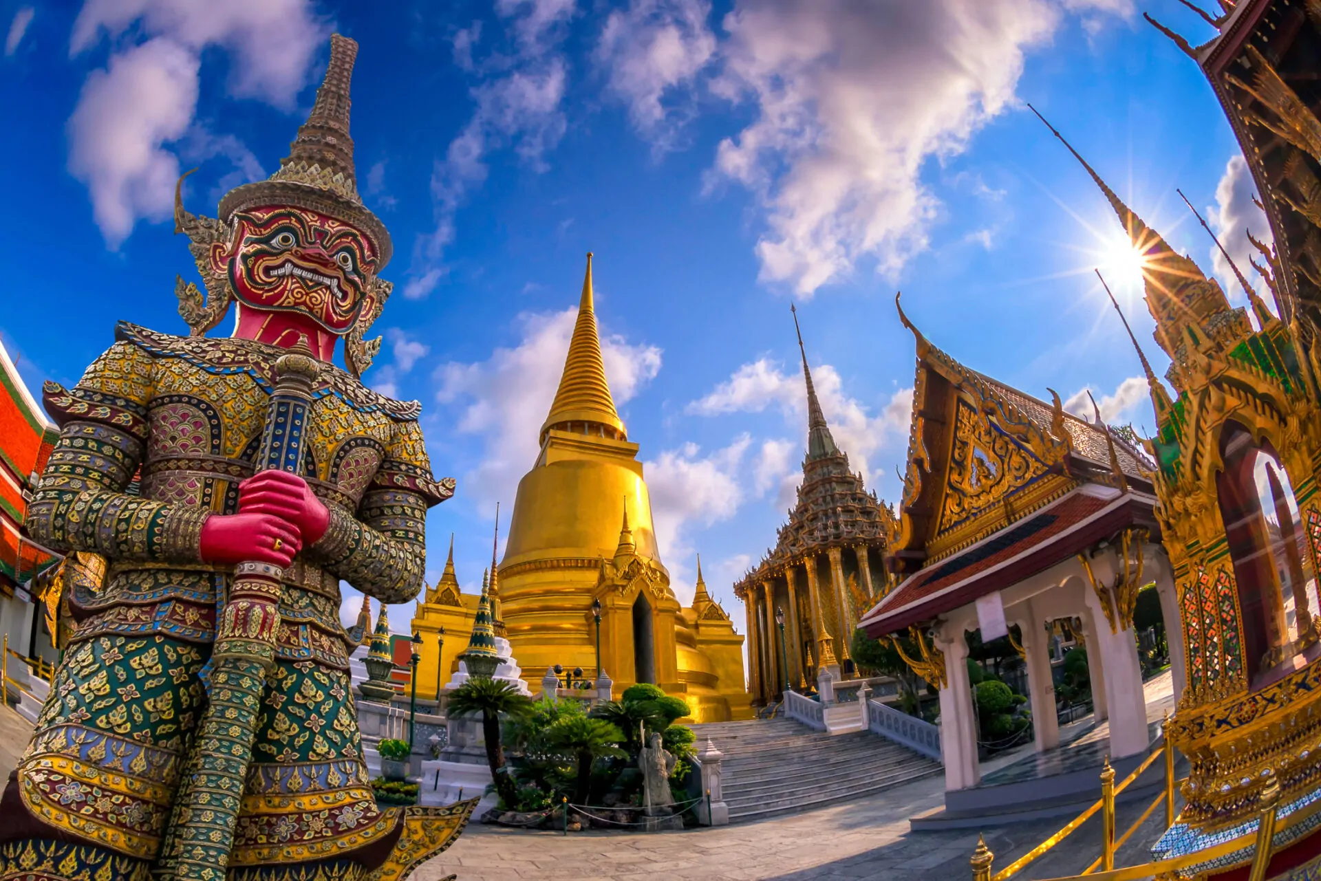 Oplev en unik kombination af solrige badeferie og spændende storbyferie på det Grand Palace i Bangkok, Thailand. Paladset er et ikonisk