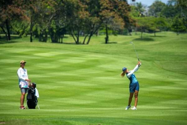 Kvinde spiller golf på Thai Country Club i Bangkok