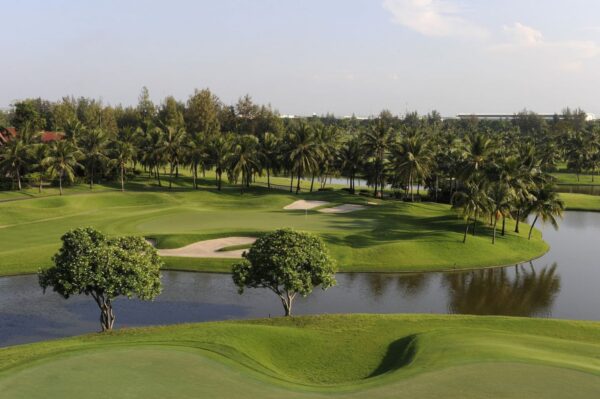 Thai Country Club golfbane i Bangkok med sø og palmer.