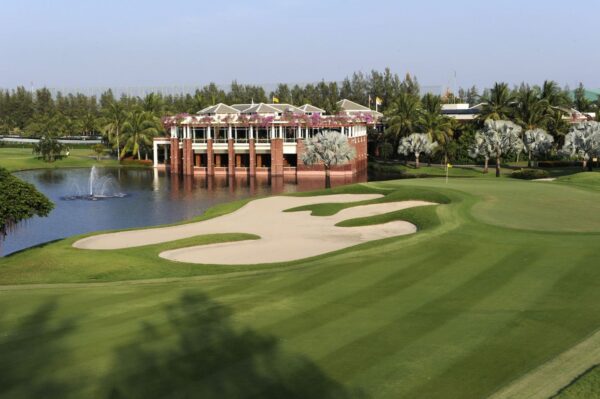 golfbane ved Thai Country Club i Bangkok med rolig dam i baggrunden