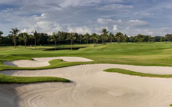 Bangkok Thai Country Club: golfbane med sandbunkere og frodigt trælandskab.