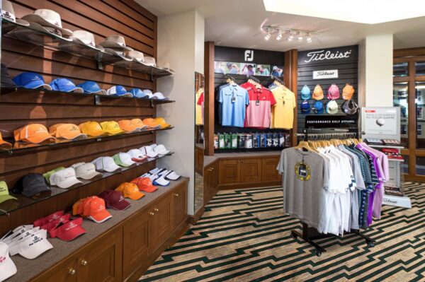 Køb golfudstyr fra Thai Country Club i Bangkok: Huer og skjorter tilgængelig i vores butik.