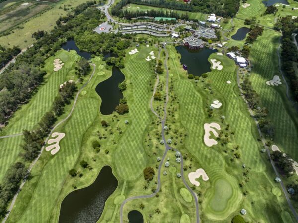 Overhead Thai Country Club golfbane i Bangkok by, der illustrerer greens, fairways, layout og det omkringliggende landskab.