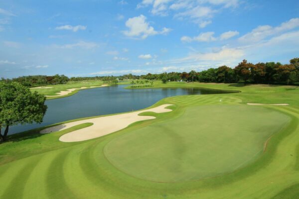 Luft golfbanen i Bangkok, Thai Country Club med sø