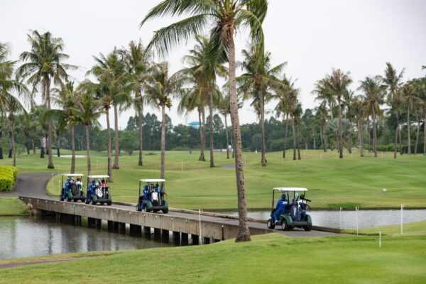 golfvogne på broen over en dam hos Thai Country Club i Bangkok