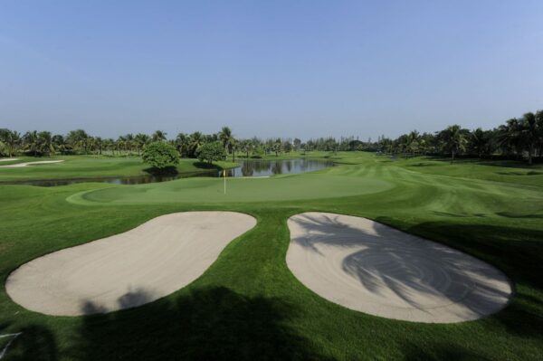 Bangkok golfbane med sandbunkere og dam - Thai Country Club