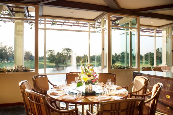 en spisestue med udsigt til golfbanen på Thai Country Club, perfekt til dem der søger luksus spisemiljøer eller planlægger et besøg på