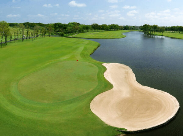 Luft Thana City Country Club i Bangkok, der viser golfbane med sandbunker