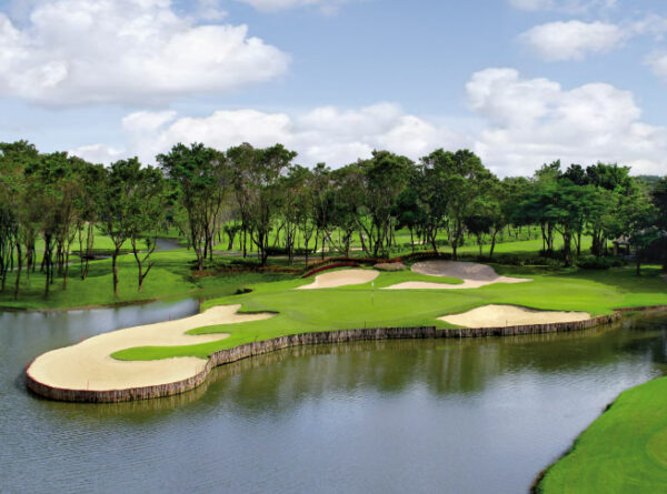 Søg efter en idyllisk golfbane omkranset af vand og træer på Thana City Country Club i Bangkok