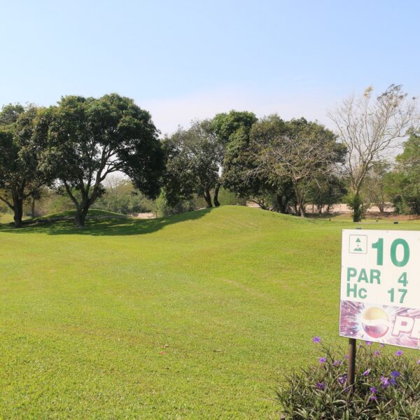 Ryddige grønne golfbane ved Emerald Golf Club beliggende i Rayong tæt på Pattaya