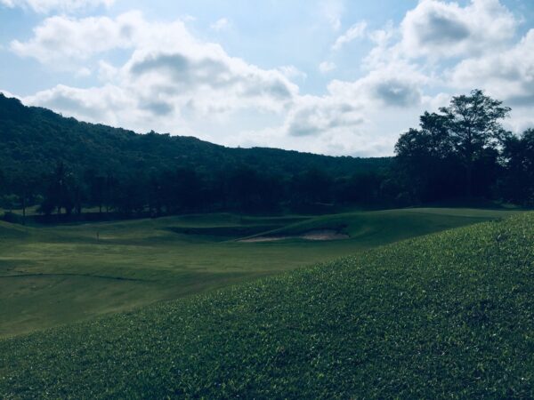 Tag en unik golfoplevelse på The Emerald Golf Club i Rayong - omgivet af frodige grønne landskaber og spektakulære bjergudsigter. Med