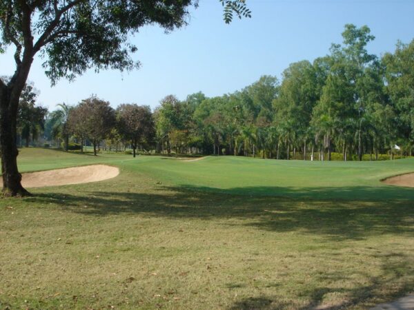 Chiang Mai golfbane fairway, Golf Resort i Thailand med velplejet grønt græs