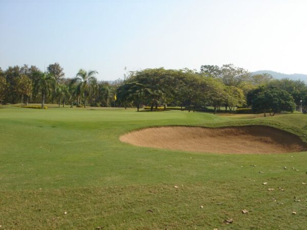 Royal Chiang Mai Golf Resort: Velholdt golfbane med smukt landskab i Thailand.
