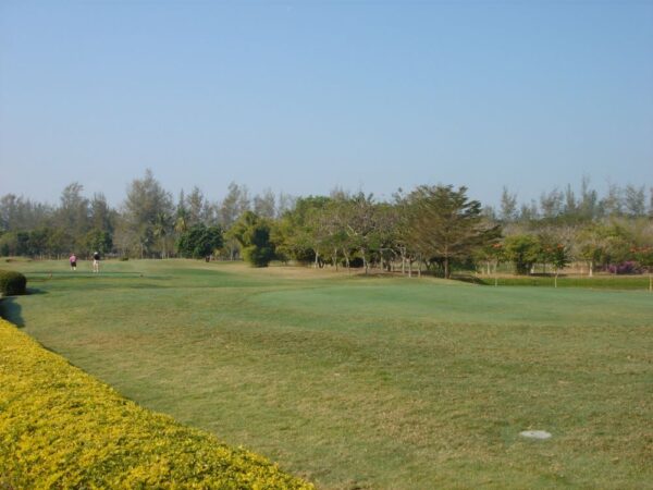 Find den rolige grønne golfbane på Royal Chiang Mai Golf Resort. Perfekt til fritid eller professionel leg, omgivet af natur og velholdt