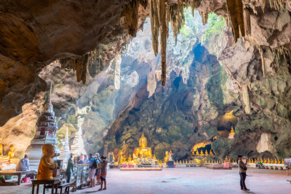 Billeder af Buddhastatuer i en grotte ved Det Flydende Marked