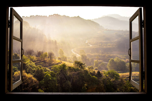 Åbent vindue med udsigt over en naturskøn dal velegnet til naturvandringer