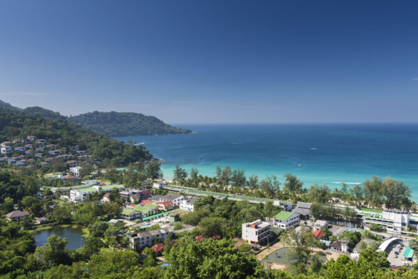 Overblik over Kata Beach og havet fra et højdepunkt nær Hotel Orchidacea Phuket