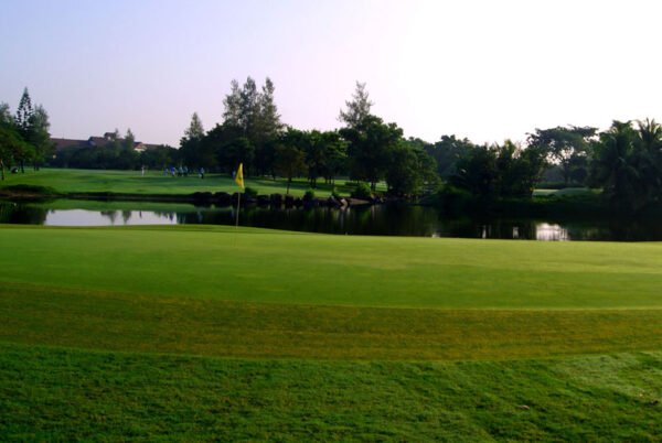 Vintage golfklub i Bangkok med grøn golfsbane og naturskøn dam