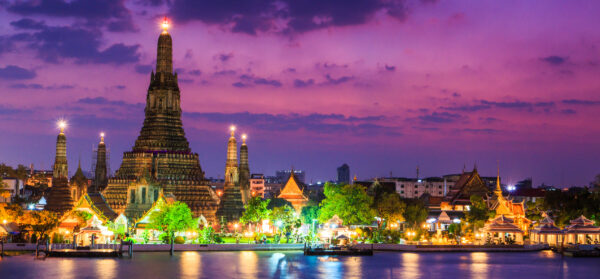 Illumineret tempel i Bangkok, Thailand om aftenen